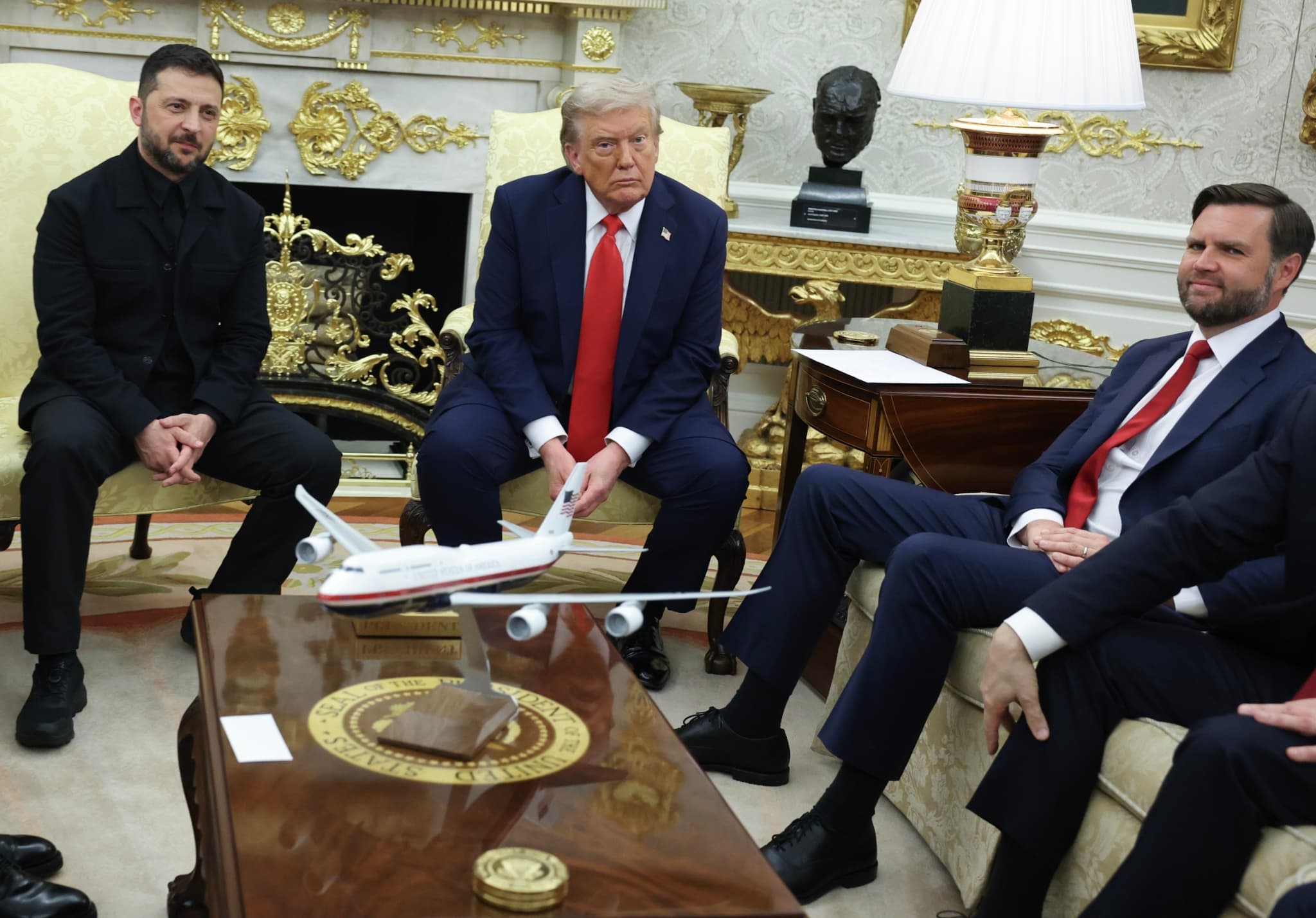 ゼレンスキー大統領とJ.D.バンス米副大統領が会談する様子（2025年8月）