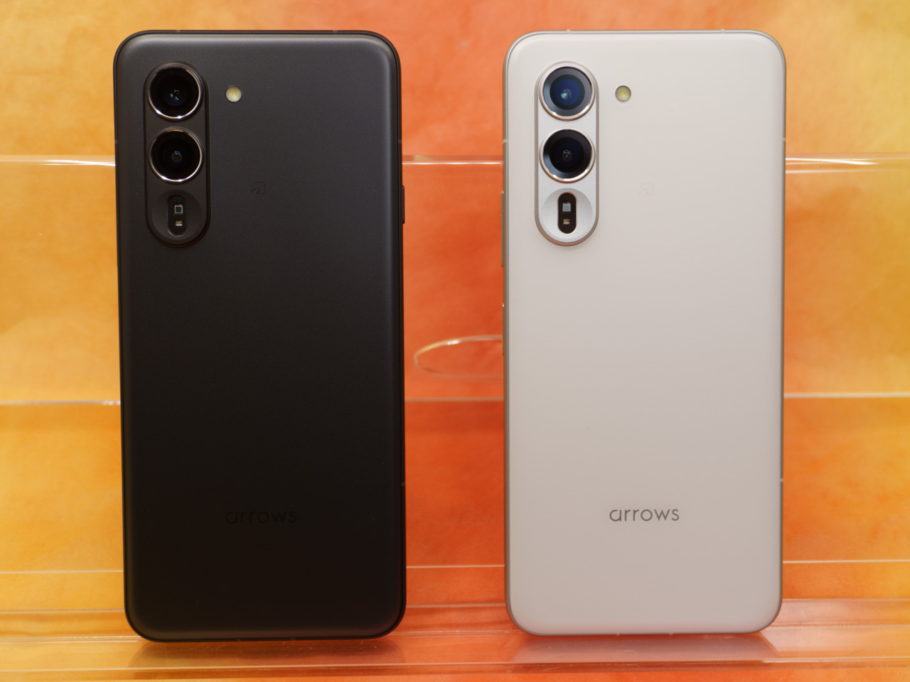 FCNT旗艦スマホ「arrows Alpha」発売 ドコモ版9万円切り、4年