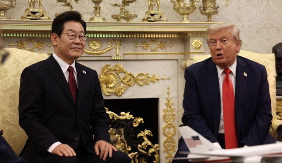 米ホワイトハウスでの米韓首脳会談：李在明大統領とトランプ大統領の協議の様子