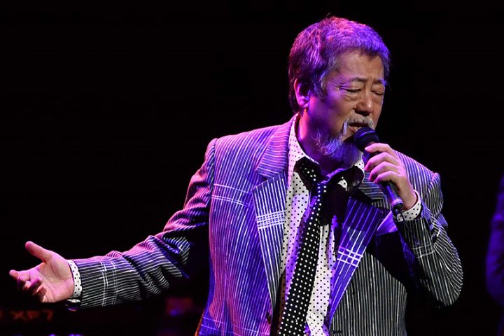 ライブパフォーマンス中の沢田研二。77歳のジュリーがステージ上で熱唱する様子。