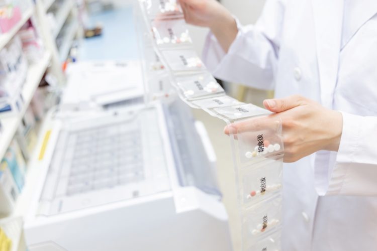海外への医薬品販売には複雑な手続きが必要だが、薬局買収によりその障壁を回避する動きが見られる