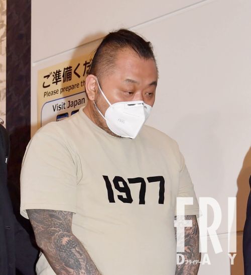 2023年2月、フィリピンから日本へ強制送還され羽田空港に到着した小島智信被告の姿。ルフィ事件の重要人物、渡辺優樹被告も同日送還された。