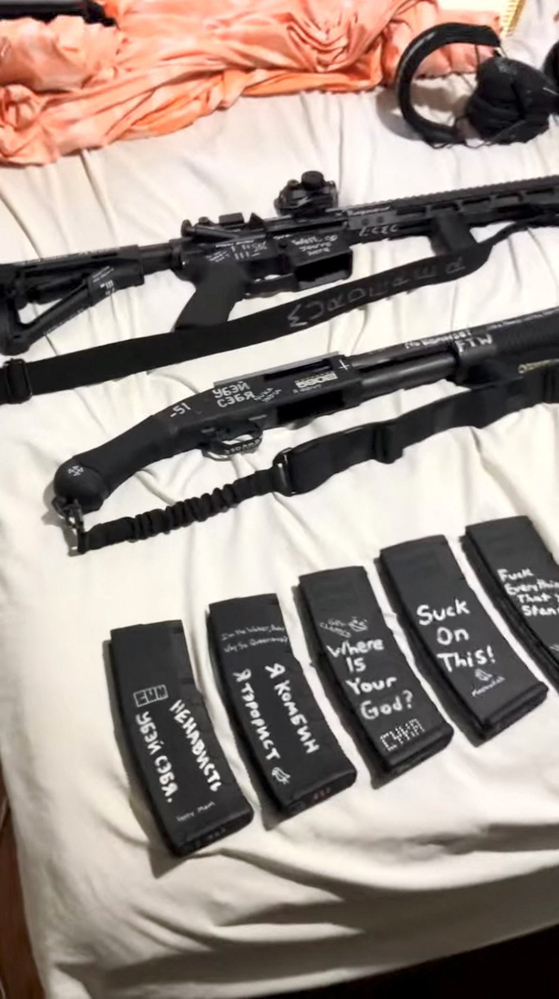 「あなたの神はどこにいるのか」と書かれた銃の弾倉と武器、ミネソタ州銃乱射事件の容疑者が使用したもの