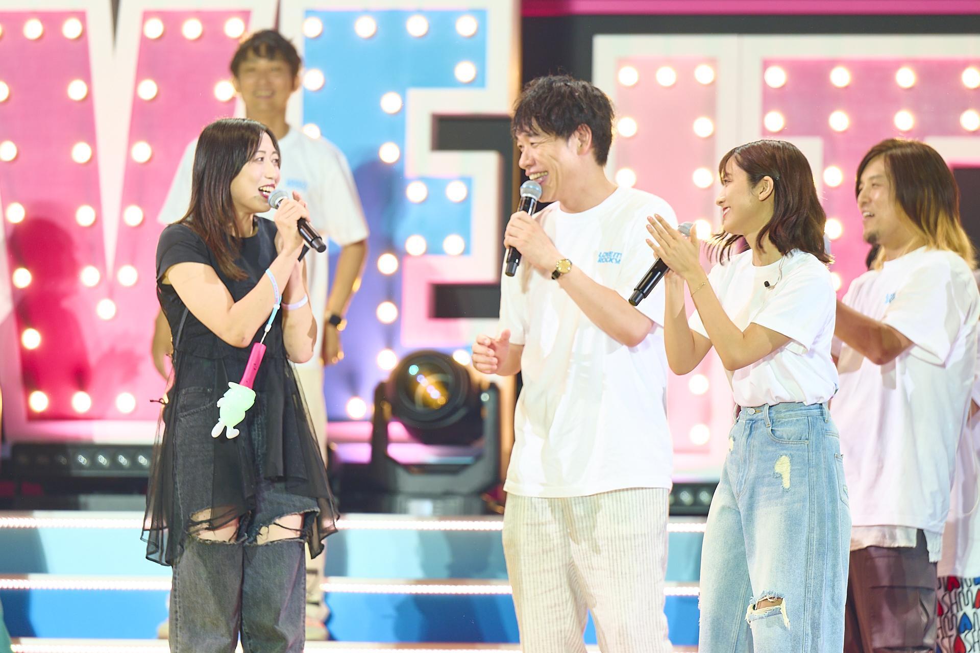 「ラヴィット！ロック 2025」でパフォーマンスする女子プロレスラー上谷沙弥さん。