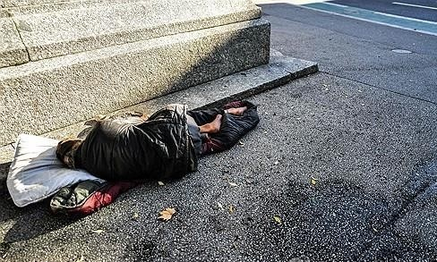 フランスにおけるホームレスの状況を示す資料写真。都市部で生活する人々、特に子どものホームレス問題の深刻さを象徴。