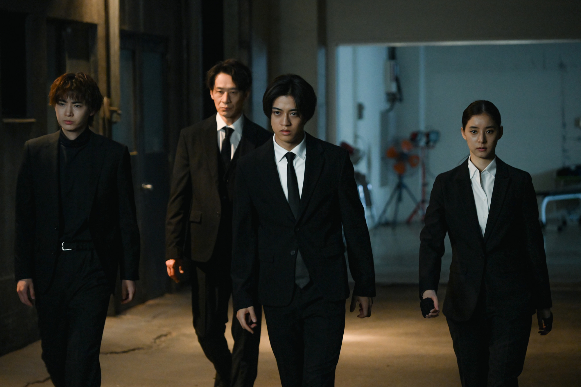 金曜ドラマ「DOPE」第9話より、真剣な表情の高橋海人演じる才木優人と中村倫也演じる陣内鉄平。衝撃の展開を迎えた特捜課の運命