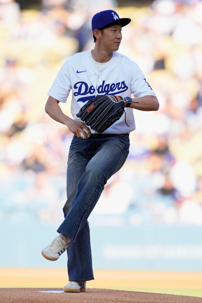 孫興慜選手がドジャースタジアムのマウンドで野球の始球式を行い、笑顔を見せる。