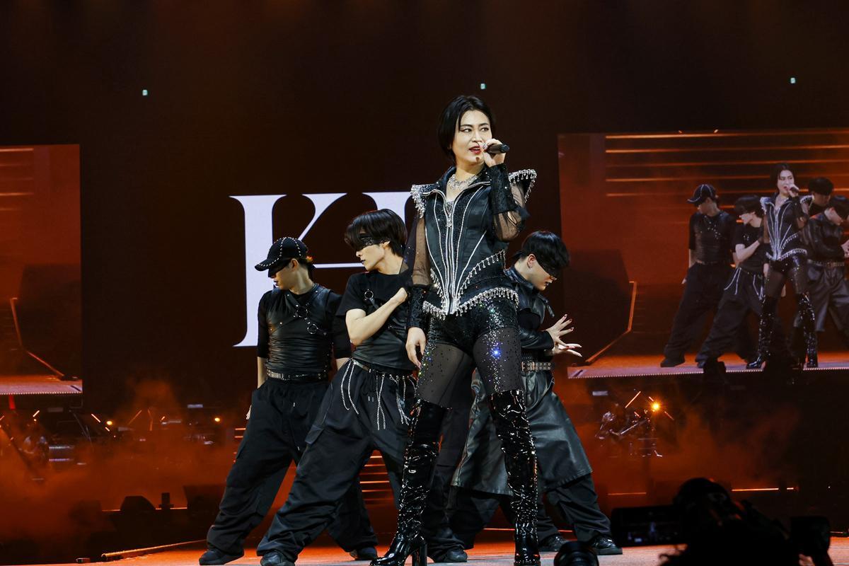 氷川きよし＞6年ぶりアニサマ降臨 シースルー衣装×赤リップで