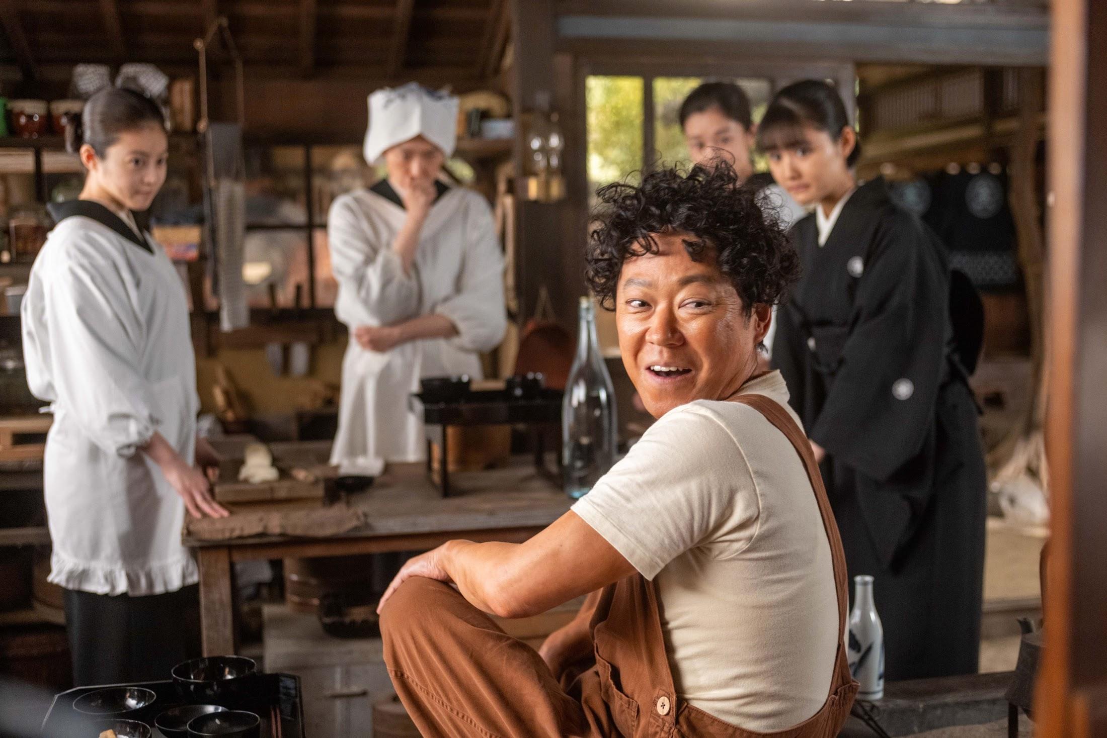 NHK連続テレビ小説「あんぱん」第110回の一場面。今田美桜演じるのぶと北村匠海演じる嵩が新居で話し込む様子、羽多子（江口のりこ）が見守る。