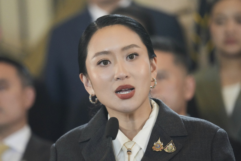 タイ首相の職務を解かれたペートンタン氏が記者会見で発言する様子