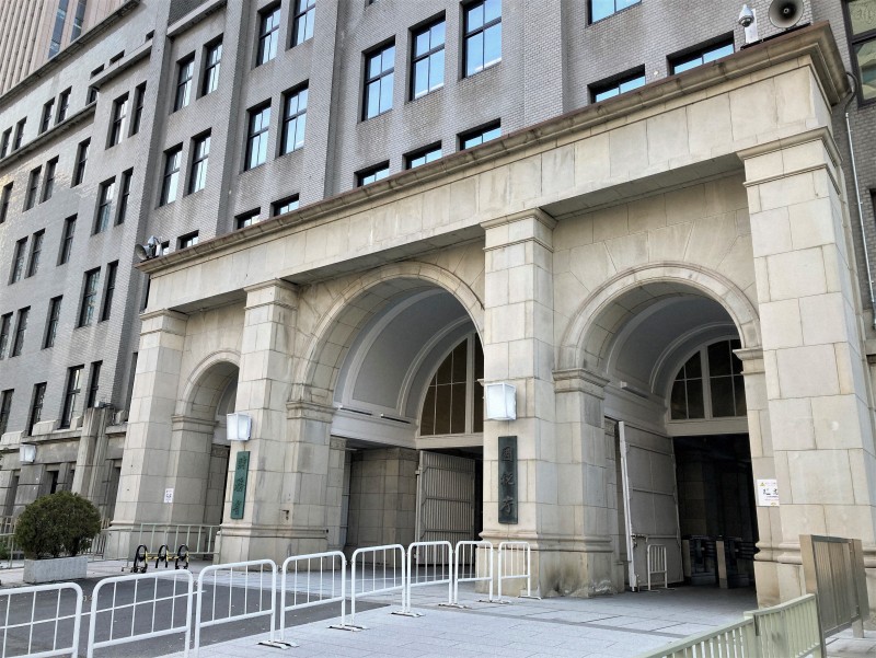東京・霞が関にある財務省の正門。国債費増大への対応が急務。