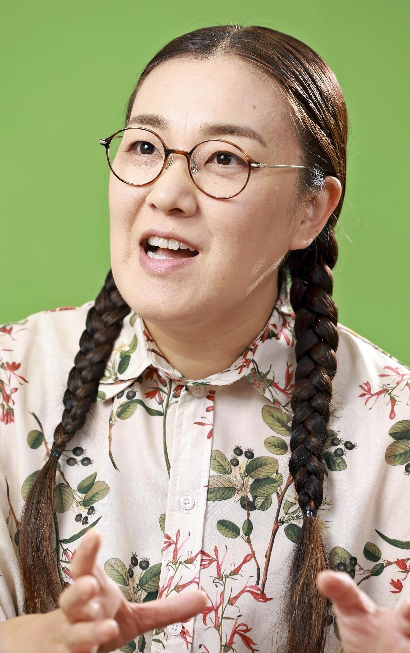 中学校時代のいじめを振り返る白鳥久美子さん。多感な思春期に外見をからかわれ、深く傷ついた経験を語る。