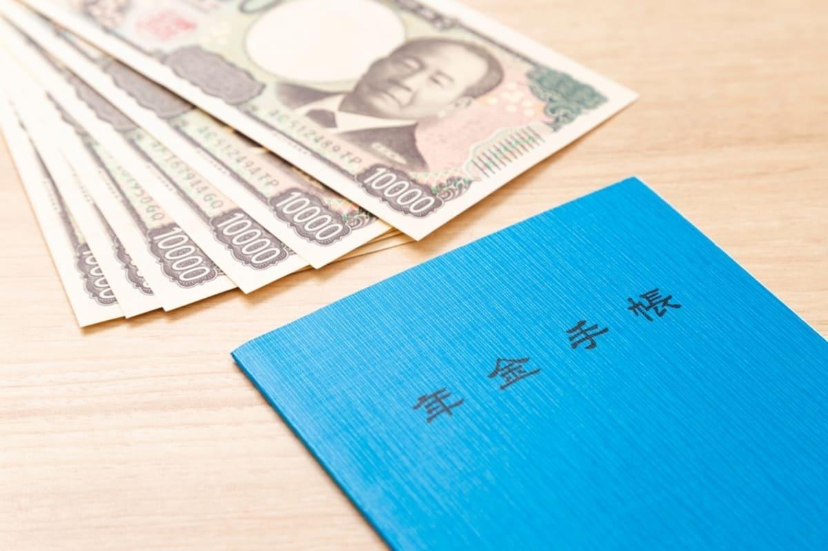 年金保険料の通知書を見て困惑する学生。月額負担の増加は大学生にとって大きな課題です。