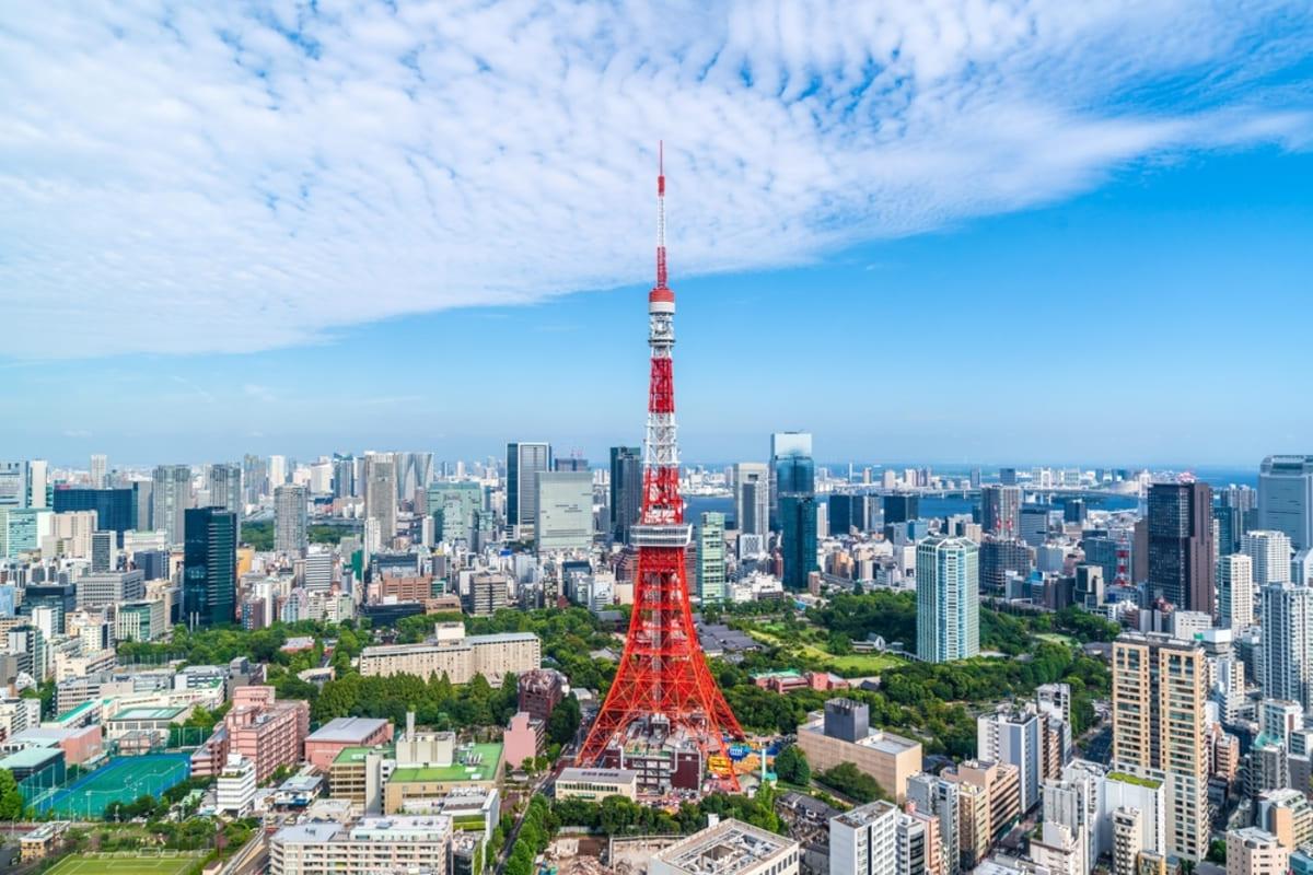 高層ビル群が立ち並ぶ東京の都市風景。日本の経済と人口が集中する首都の象徴