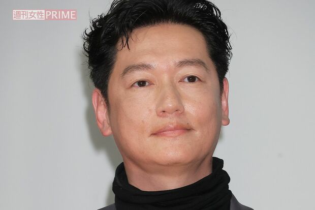 俳優の井浦新がテレビ番組出演時、または出演ドラマ『DOPE』で演じる役柄の姿。彼の多面的な魅力を伝える一枚。
