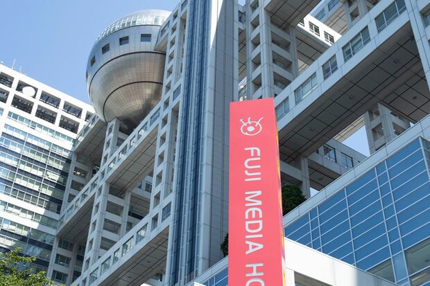 フジテレビ社屋、度重なる炎上騒動で注目を集める。