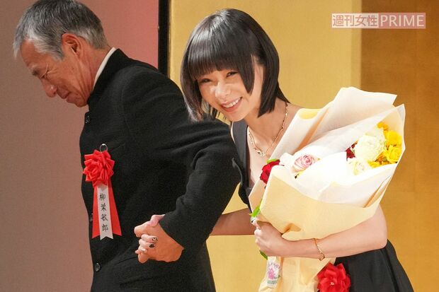 趣里がエランドール賞授賞式で笑顔を見せる姿。父・水谷豊の懸念とは対照的な晴れやかな表情。