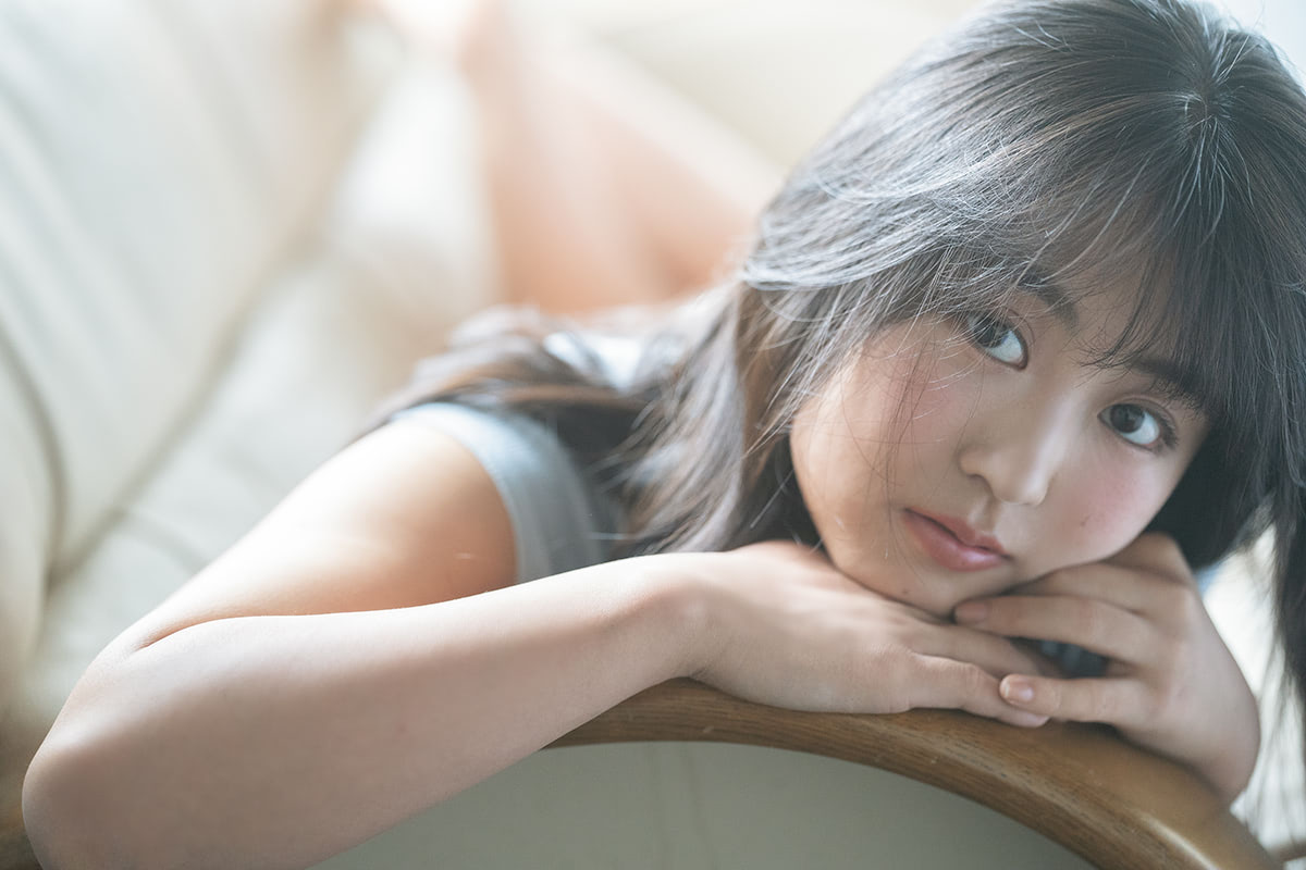 雨のプールサイドでしっとりとした表情を見せる福井梨莉華。ENTAME 36℃ vol.1掲載カット。