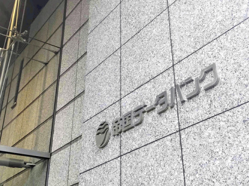 スーパーの棚に並ぶ、価格改定された様々な飲食料品