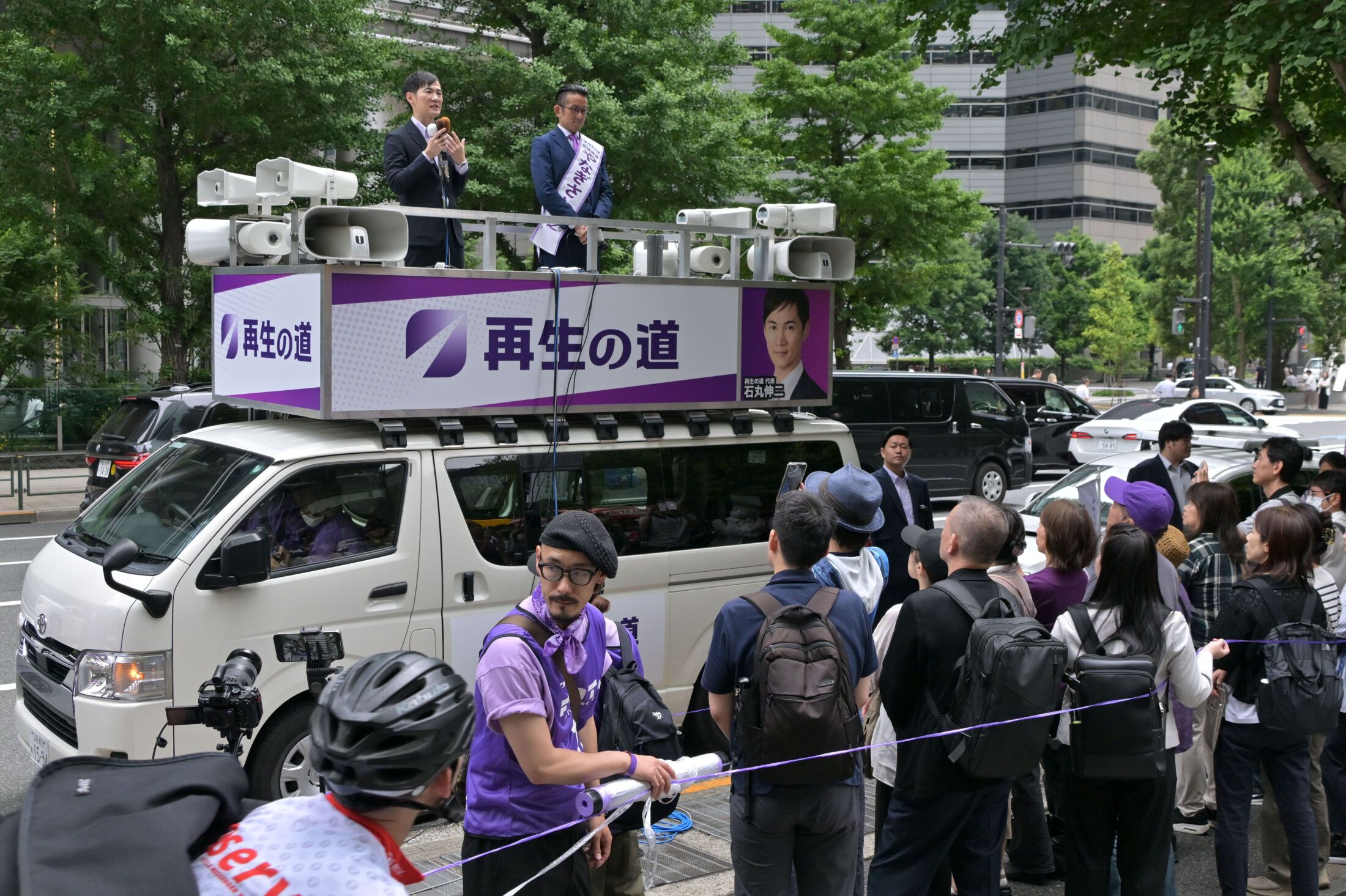 石丸伸二氏が「再生の道」代表として東京都議選で演説する様子。多くの聴衆が東京・千代田区で耳を傾けている。