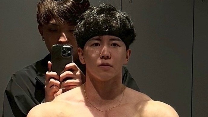 ボディビルダー横川尚隆のインスタグラム投稿で披露された、圧倒的な迫力を持つ巨大な腕の筋肉