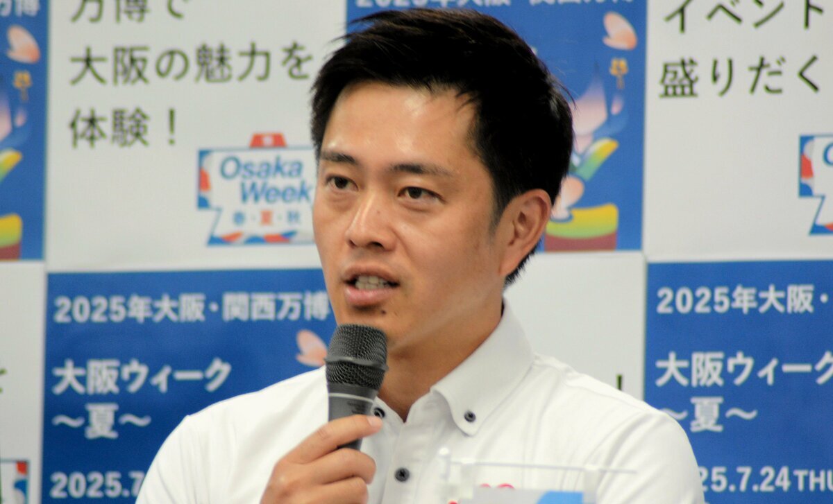 大阪での民泊推進に尽力してきた大阪維新の会代表、吉村洋文大阪府知事が会見で話す様子。増え続ける民泊トラブルへの対応が注目される。