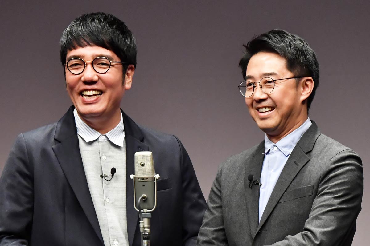 お笑いコンビおぎやはぎの矢作兼と小木博明が番組で議論する様子
