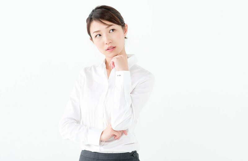 人間関係について考え込む人物のイメージ