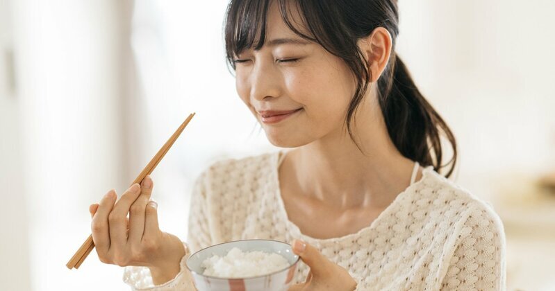 食事時間管理によるダイエット成功のイメージ。健康的で持続可能な減量を表現。