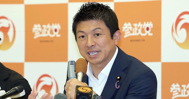 参政党の神谷宗幣代表が記者会見を行う様子。参院選での党の躍進と「日本人ファースト」の旗印を象徴する一枚。
