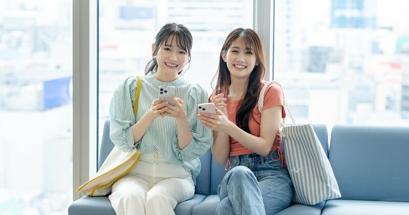 東洋大学のキャンパスを歩く学生たち