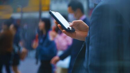「スマホ1日2時間」条例案が議論を呼ぶ愛知県豊明市の風景とスマートフォン利用者
