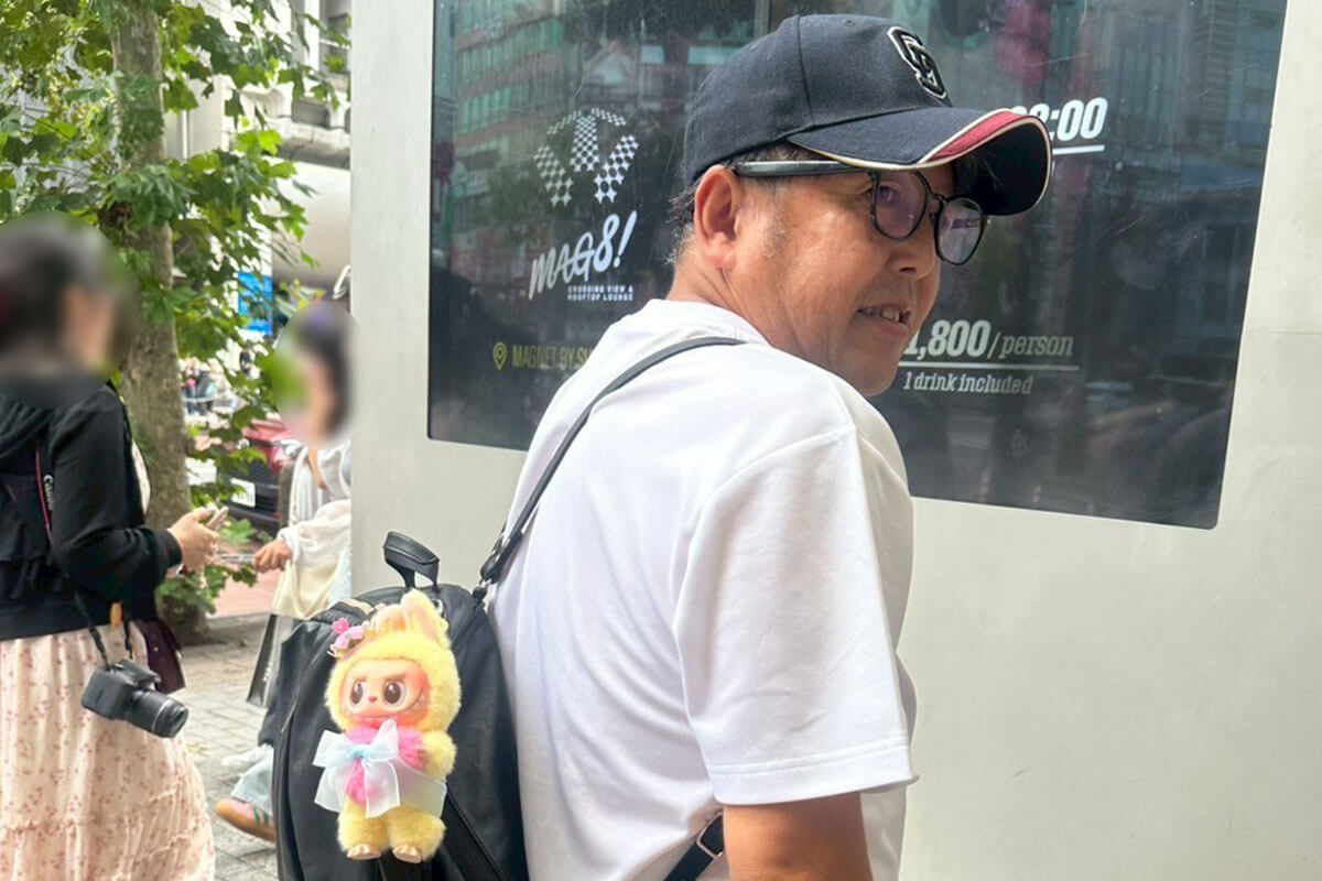カバンにラブブのぬいぐるみペンダントを付けた消費経済アナリスト渡辺広明氏