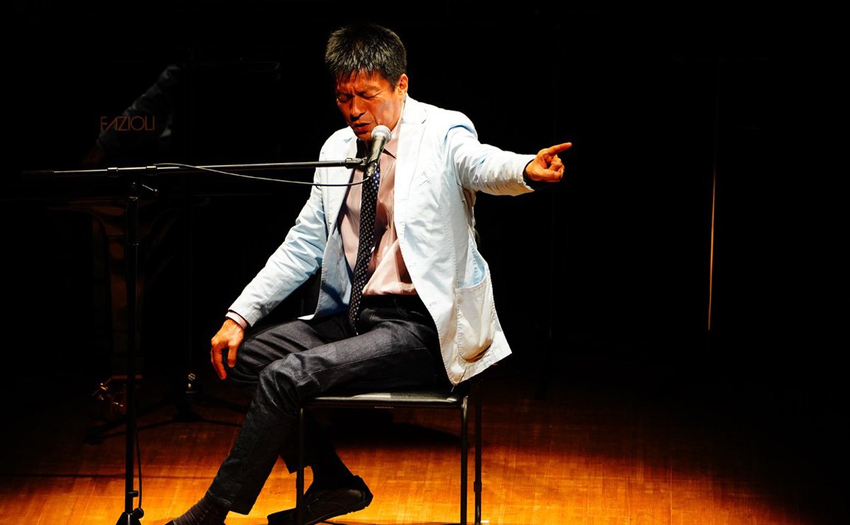 山田雅人さんと認知症の母が手をつなぎ散歩する様子