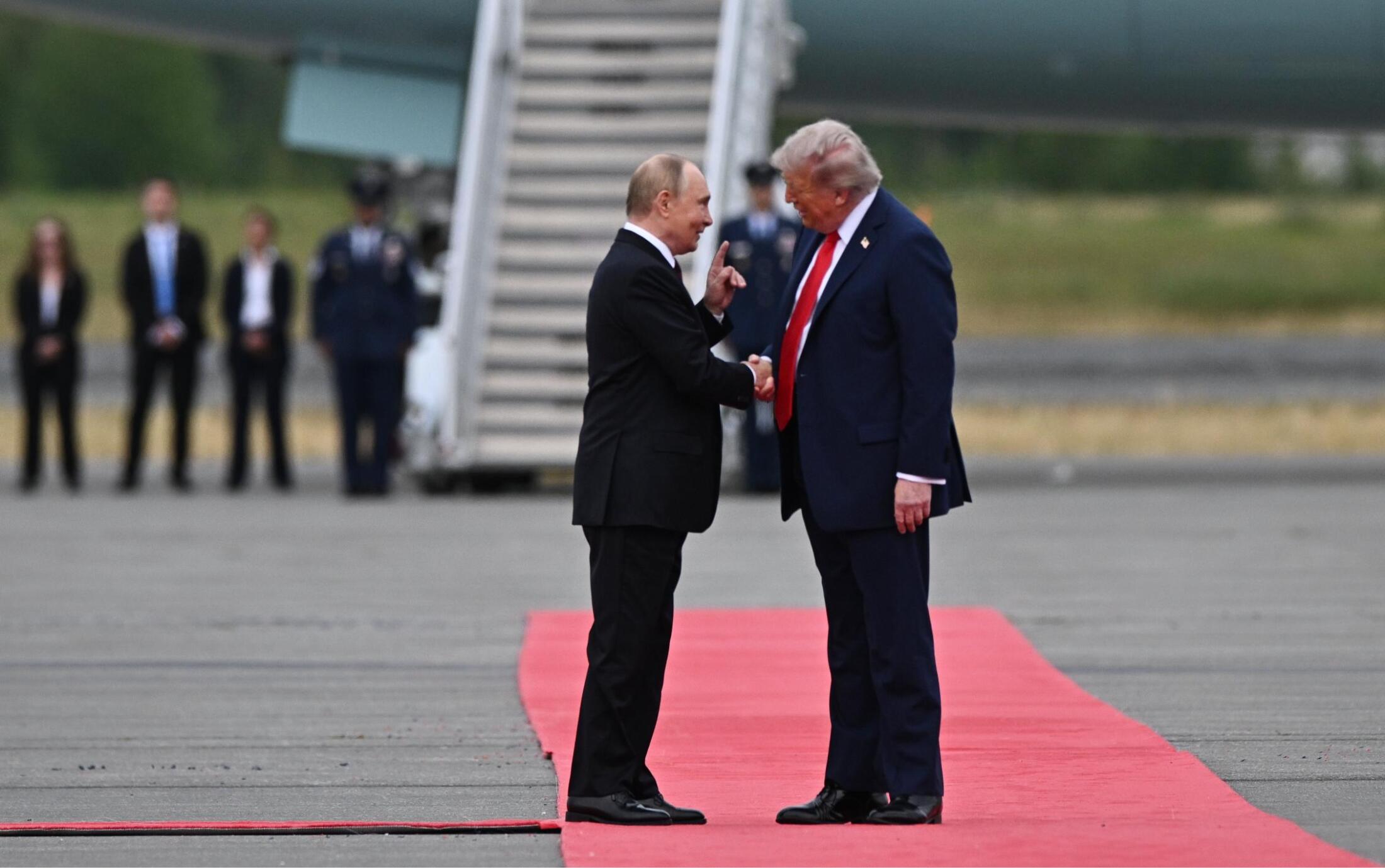 トランプ米大統領とプーチン露大統領、会談での緊迫した表情。アルメニア・アゼルバイジャン和平仲介後の戦略的会合。