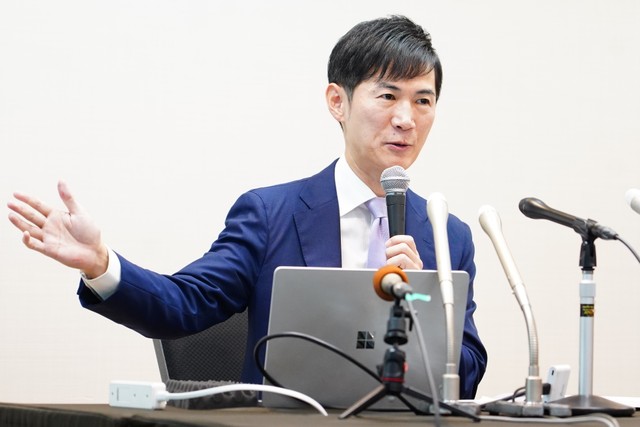 石丸伸二氏が記者会見で「再生の道」代表退任を発表する様子