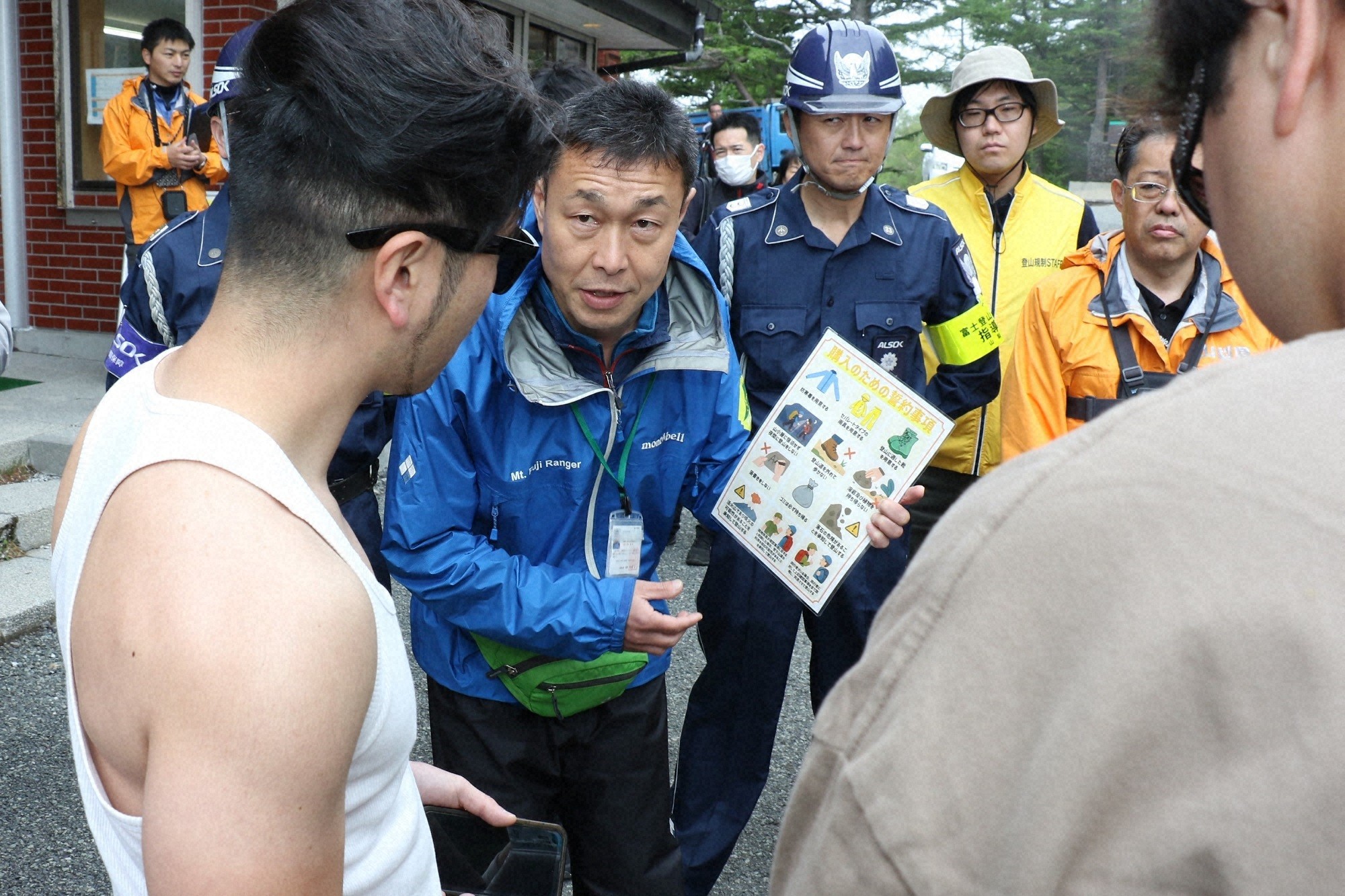 富士山吉田ルートの5合目で行われた予行演習で、軽装の登山者役に指導する富士山レンジャー