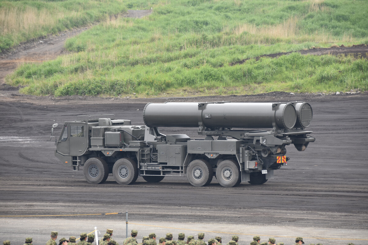 陸上自衛隊の島しょ防衛用高速滑空弾を輸送する弾薬車、東富士演習場にて