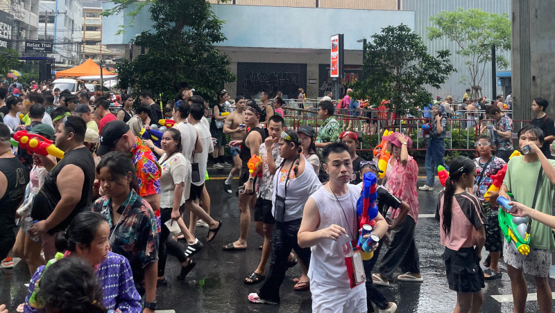 バンコクのソンクラーン祭りで水鉄砲を楽しむ人々：タイ観光の活気を示す光景