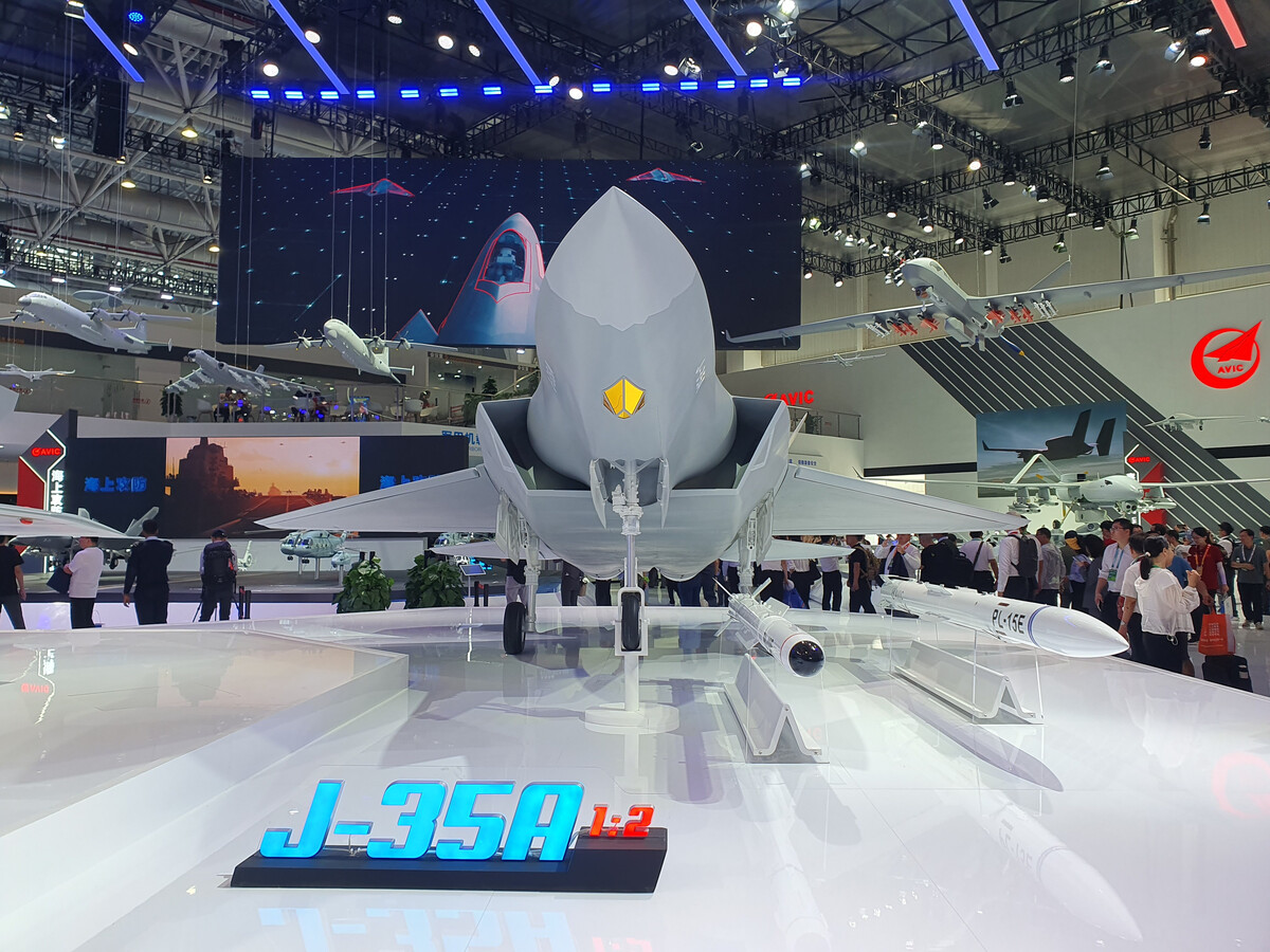 中国広東省珠海市で公開された最新鋭ステルス戦闘機「殲35」の模型。中国の武器輸出拡大戦略における主要製品の一つ。