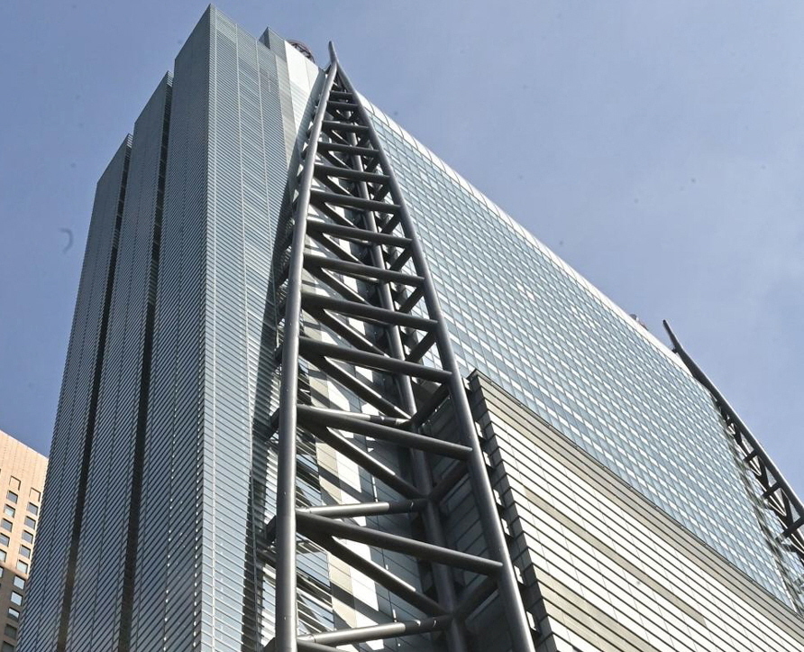 白石麻衣が「ゴチになります！」でまさかの最下位となり、領収書を前に悲痛な表情を見せる様子。