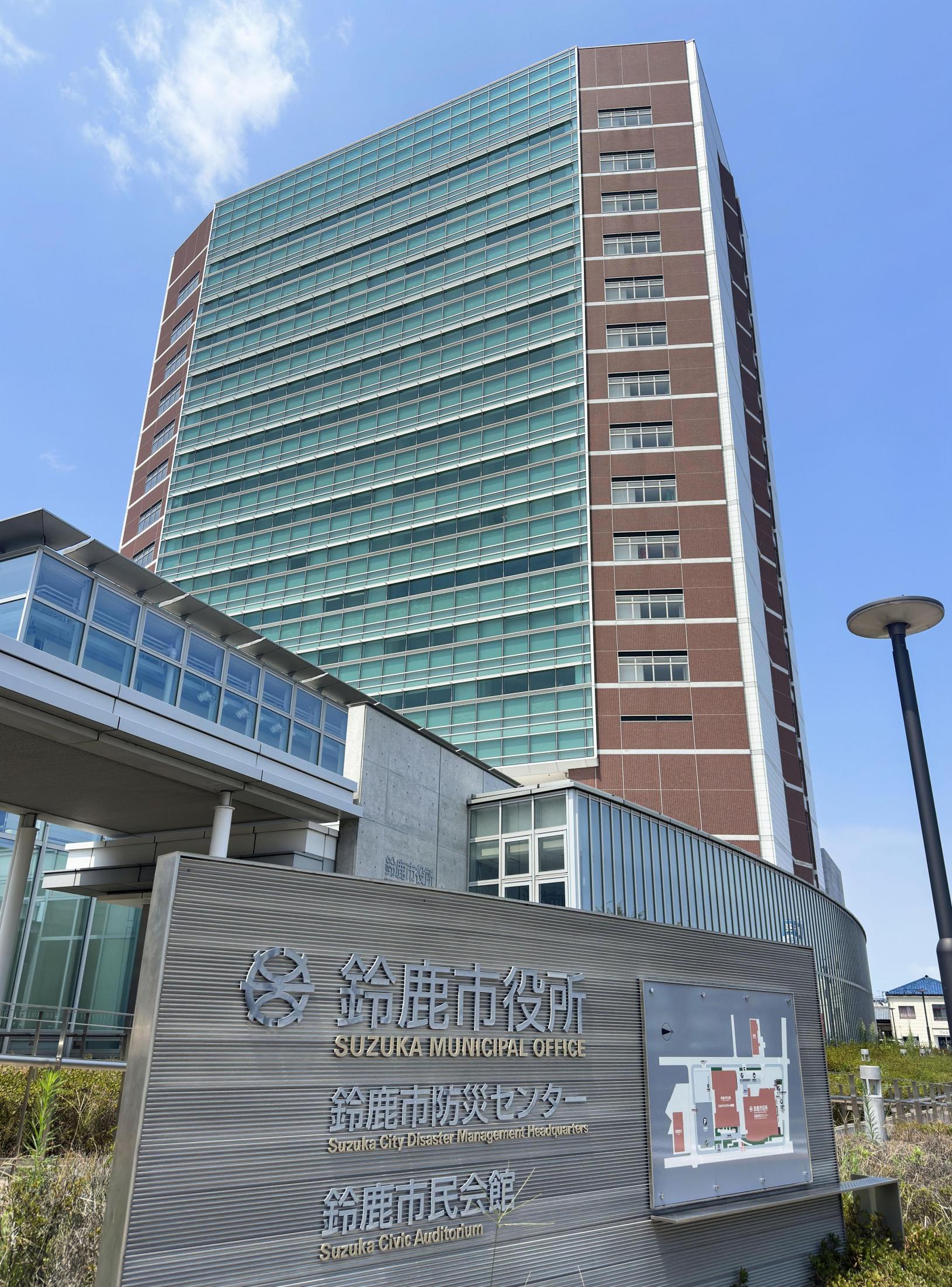 生活保護申請手続きで物議を醸す三重県鈴鹿市役所の外観