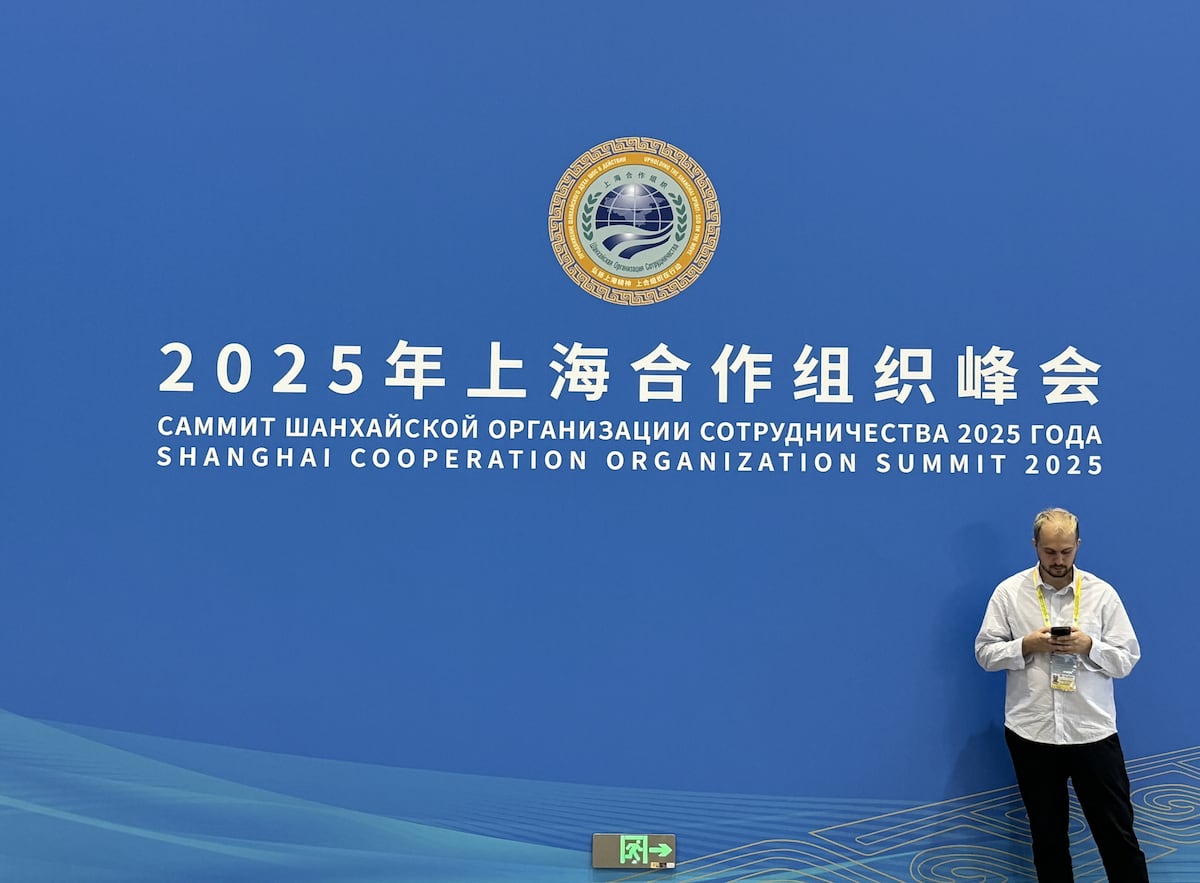 SCO首脳会議が開催される天津市のメディアセンター外観。各国の報道陣が集まる様子を示し、中国外交の重要性を象徴しています。