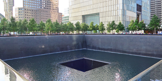 ニューヨークの国立9月11日記念館・博物館の外観。9.11テロの悲劇と、その真実を伝える重要な場所。