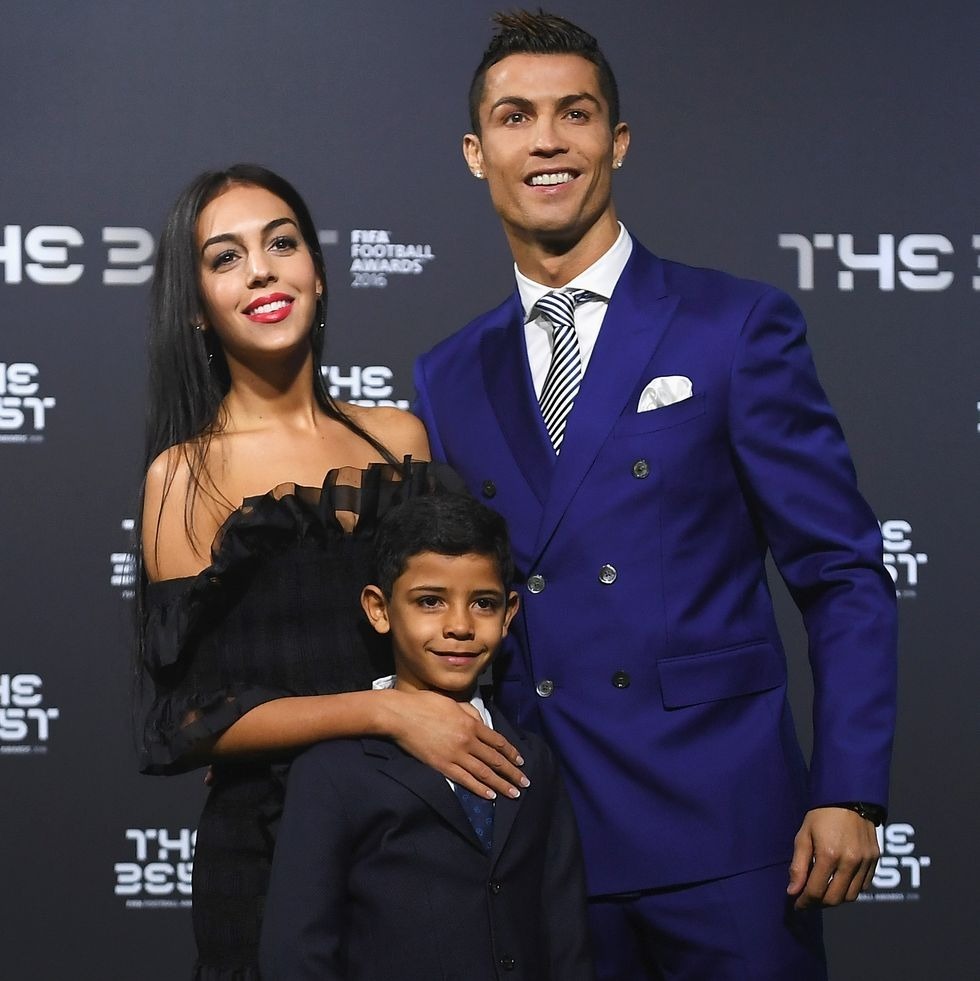 ザ・ベスト・FIFAフットボールアワードの授賞式で、クリスティアーノ・ロナウドとジョージナ・ロドリゲス、そして長男クリスティアーノ・ロナウド・ジュニアが並んで座る様子。公の場での初のカップル登場。