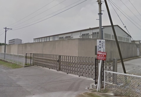栃木刑務所の外観をGoogleストリートビューで捉えた画像。無期懲役女性受刑者の国家賠償訴訟の舞台となる施設。