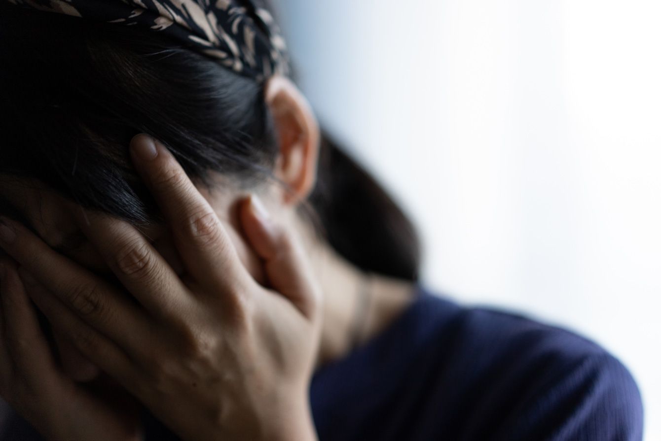 深い思索にふける人物の横顔。愛着障害による心の葛藤を表現しているイメージ。
