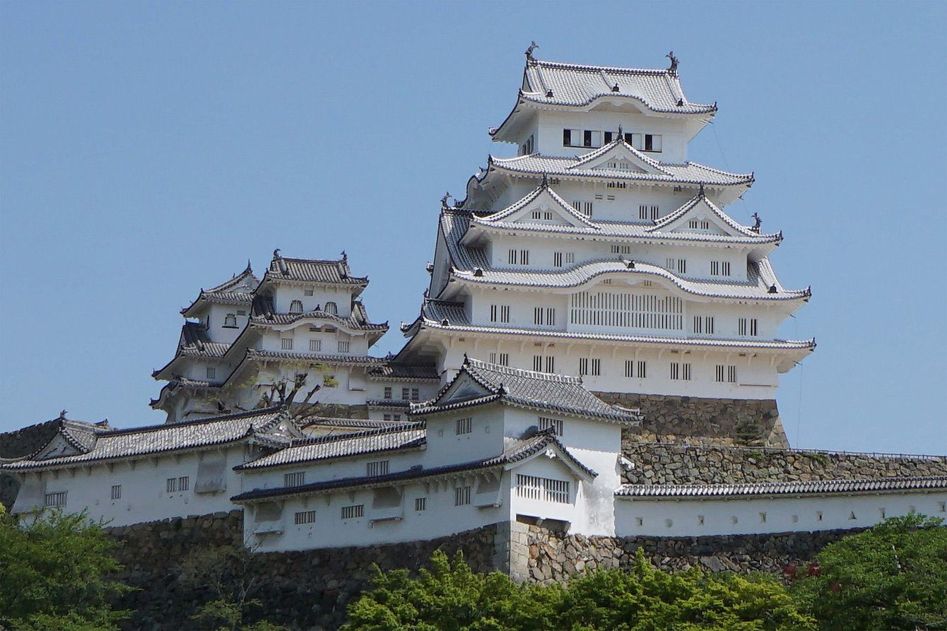 青空のもと美しくそびえ立つ世界遺産・国宝の姫路城全景
