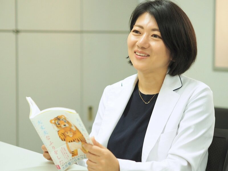 精神科医さわ先生が心の健康、うつ病、自己肯定感について語る様子。