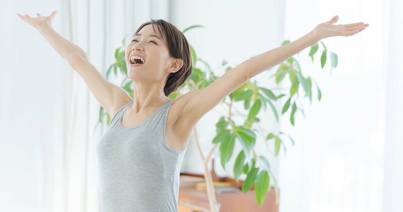 目覚まし時計と手のイメージ、早朝でもすっきり目覚める方法を示唆